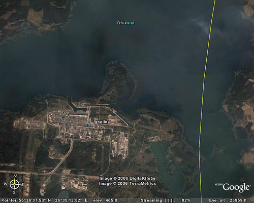 taip atrodo Ignalinos atominė elektrinė iš palydovo naudojant Google Earth programinę įrangą. Geltona linija yra valstybinė siena su Baltarusija