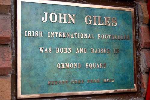 Cllr O Riordain unveils plaque to Johnny Giles