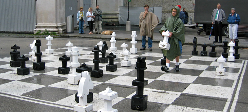 Giant chess game at Salzburg Cathedral, July 2005