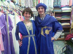 María y yo ataviados al estilo bereber. Ella compró su traje (modelo Simbad el marino), yo no.