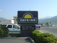 Days Inn Sign - Oakhurst