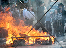 Haredi protesters suspected of kidnapping baby's body 05/28/06