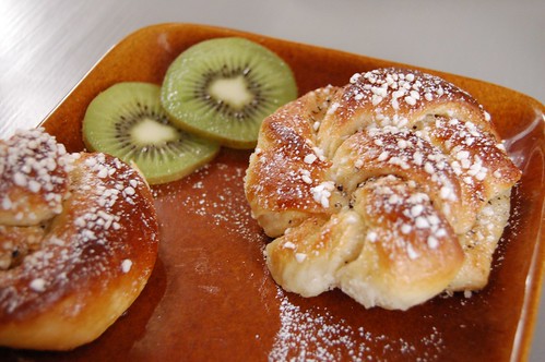Cinnamon buns + kiwi