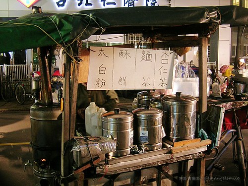 廣州街夜市的古早味杏仁茶 - 樸拙的手寫招牌