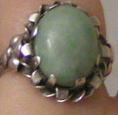 Silverring med grön sten.