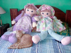 El gato y las dos muñecas