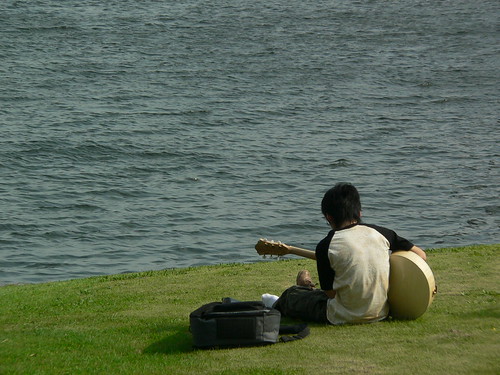 practice of a guitar at seaside