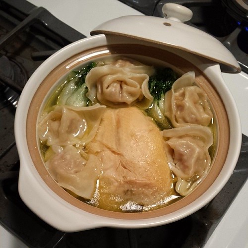 Wonton Chicken Soup in a Pot 砂鍋雲吞雞湯