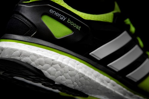 BOOST 的創新關鍵在於上千顆的微型能量膠囊，融合而成跑鞋獨特的中底結構