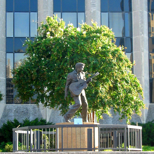 elvis' statue on beale street