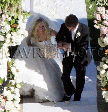 Avril got married - 03