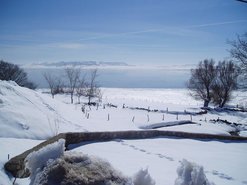 El pantano del Ebro con nieve