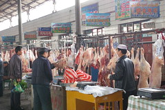 布爾津市場賣肉的攤販