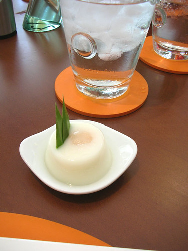 circles almond gelatin with lychee