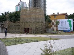 酷吧！巨型的竹籃耶！