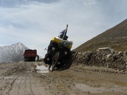Massive ruts coming down from Shenli Daban Pass, western China. And my brakes were frozen. / シェンリダバン峠から降りて、道路が悪化する - シェンリダバン峠(天山山脈、中国)