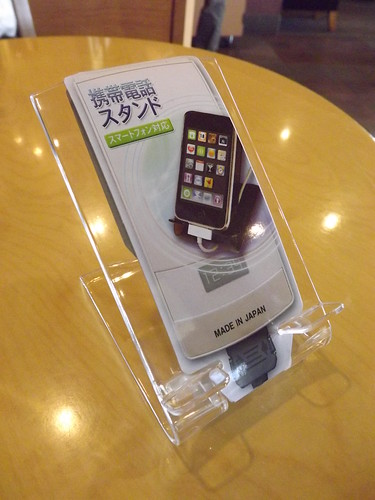 携帯電話スタンド -スマートフォン対応- 価格105円（税込）販売：Seria