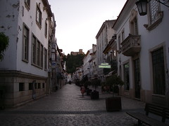 Rua na zona antiga, com vista para o castelo