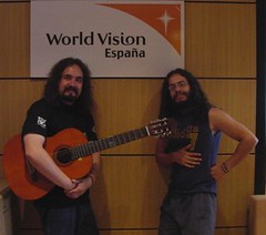 dúo negro y blanco en la oficina de World Vision España