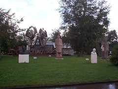 20030827i Lenin statues