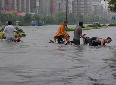 扬州大水中的自行车
