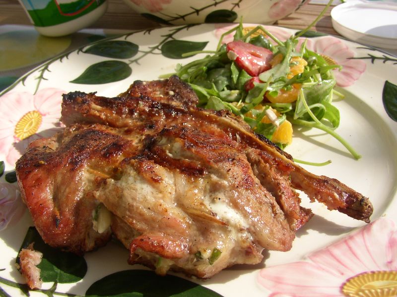 Garten-Koch-Event: Rucola - Schweinskotlett mit Frischkäse-Rucola-Pinienkernenfüllung vom Grill