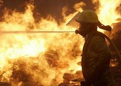 Un bombero en la localidad de Pazos de Borben (Foto AFP)