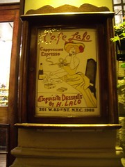 Cafe Lalo門口的海報