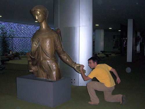 Aníbal wrestling the statue
