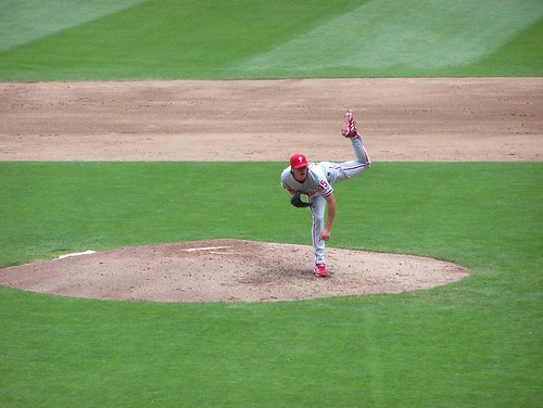 Hamels pitches to Guillen 3