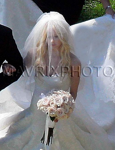 Avril got married - 01