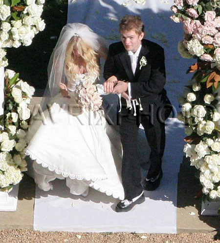 Avril got married - 02