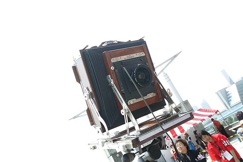 Kishin Shinoyama's large-format camera on ComicMarcket70.