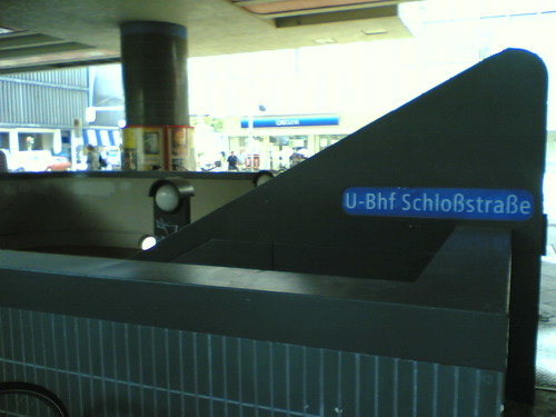 U-Bahn Schloßstraße: mit Steckeranschluss (Totale)