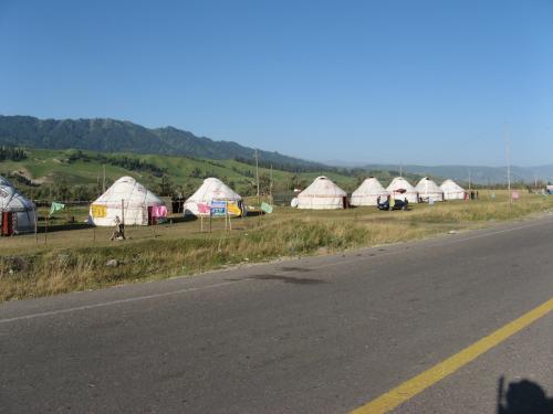Yurts coming into Narat, western China / カザフ族のユルト - ナラット町付近