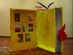READ! Singapore 2006 Giant book