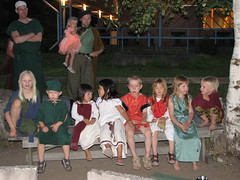 Tiina, Otto, Miina, Anna, Markus, Inka, Iria and Aleksi on a bench