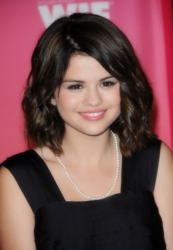 Selena Gomez Wavy Bob Hairstyle