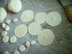 注意，这里面有四种形状，分别是饺皮的不同加工阶段。