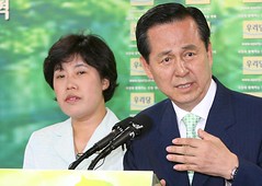 Uri leaders Resign (Joongang Ilbo / Newsis; http://joongangdaily.joins.com/200606/04/200606042139260979900090309031.html )