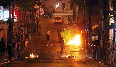Charedim Attacking Tourists In Mea Shearim 062806