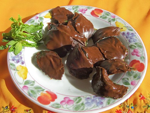 Chocolate dipped Mint Leaves
