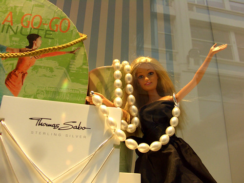 Barbie en vitrine du Printemps à Paris