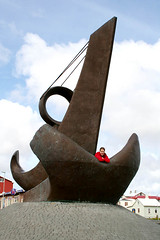 Helen and an Ã?smundur Sveinsson sculpture