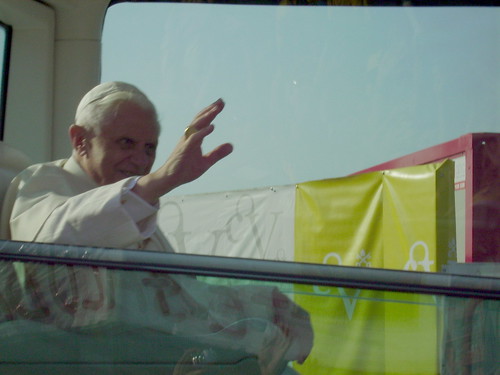 Papa saludando guay