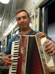 在地鐵車廂裡演奏手風琴的街頭藝人