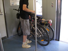 Tentando estacionar as bicicletas dentro do comboio...