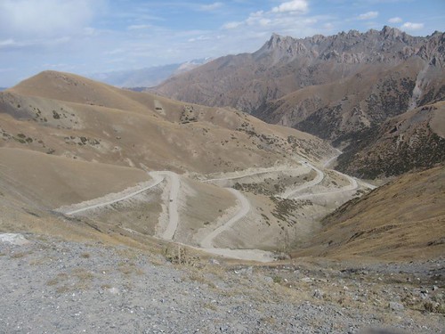 3615m high pass before Sari-Tash, Kyrgyzstan / サリタシュ村に行く道(キルギス、3615mの峠)