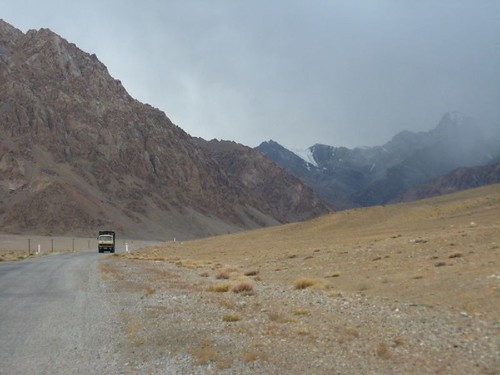 Cold weather towards Nayzatash Pass, Tajikistan / ナイザタシュ峠付近の冷たい風(タジキスタン)