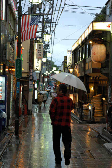 雨中的街道向晚